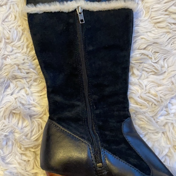 Healed, knee high Ugg boots - Picture 8 of 9
